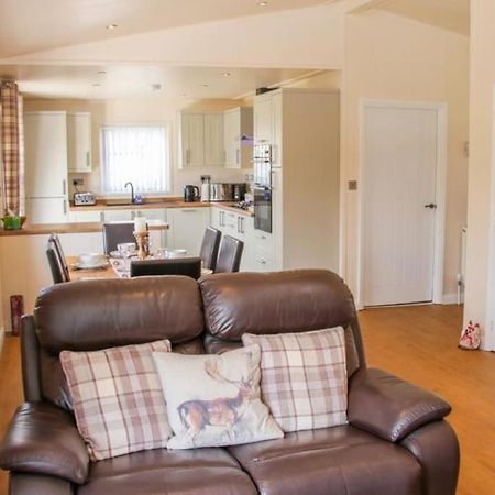 Fabulous Detached Lodge With Hot Tub Two Nights Minimum Stay Bridgnorth Extérieur photo
