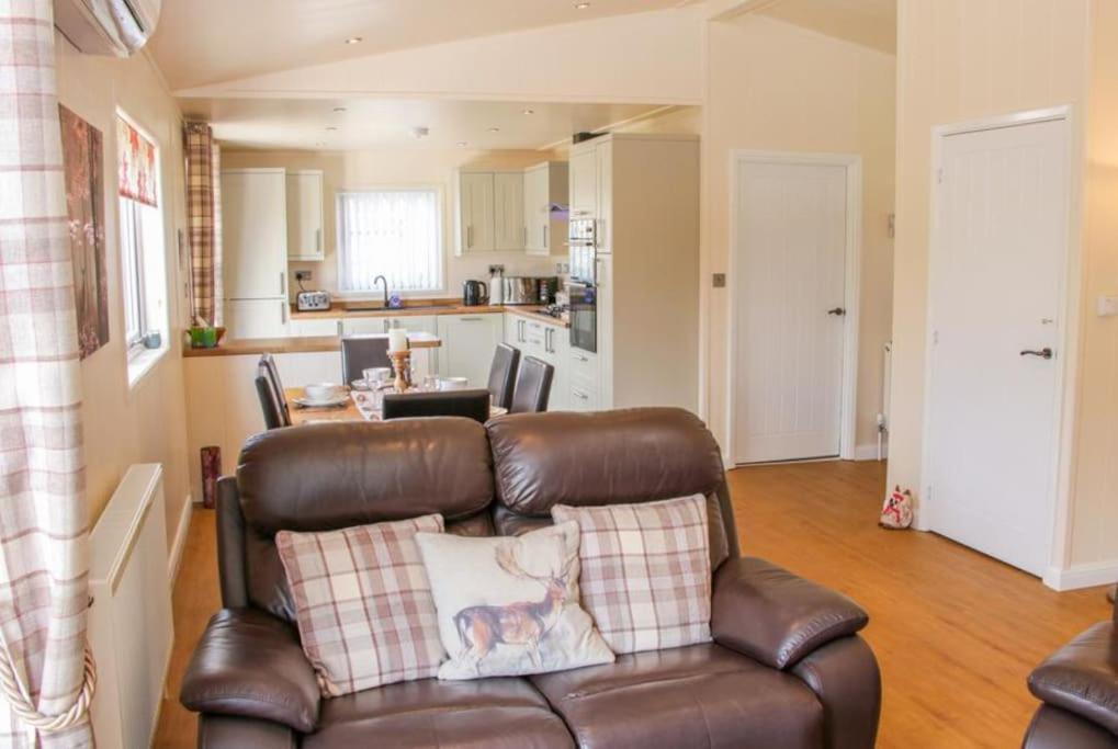 Fabulous Detached Lodge With Hot Tub Two Nights Minimum Stay Bridgnorth Extérieur photo