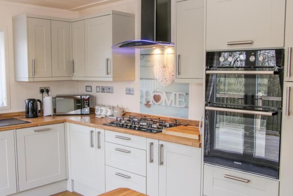 Fabulous Detached Lodge With Hot Tub Two Nights Minimum Stay Bridgnorth Extérieur photo
