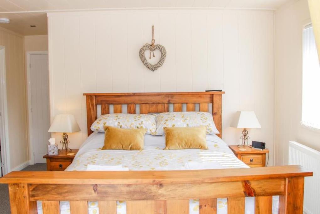 Fabulous Detached Lodge With Hot Tub Two Nights Minimum Stay Bridgnorth Extérieur photo